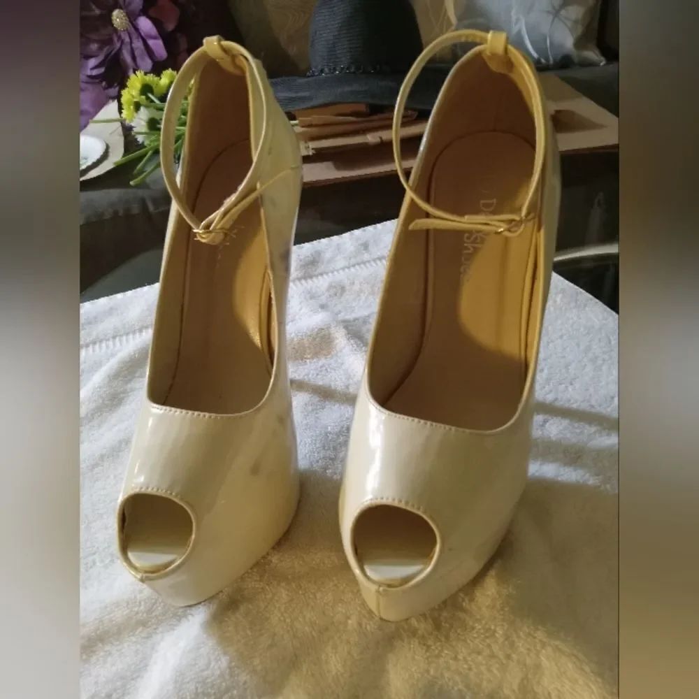 DAILY SHOES Sz 8.5. Off white 6" Peep Toe HEELS.